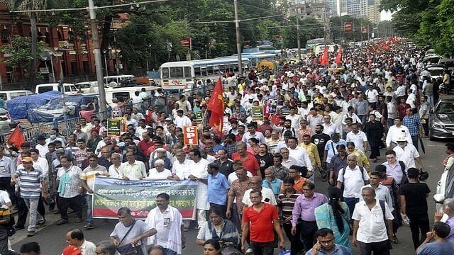 কলকাতায় চিকিৎসককে ধর্ষণ-হত্যার প্রতিবাদে বিক্ষোভ–মিছিল অব্যাহত